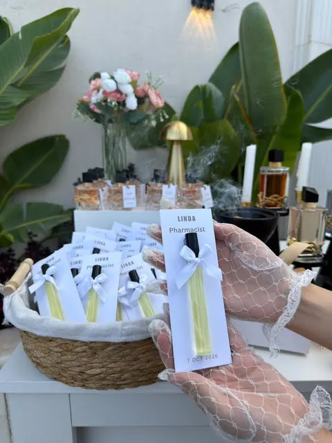 عطر توزيعات بكرت مخصص بالاسم والتاريخ ومربوط بشريطة بيضا