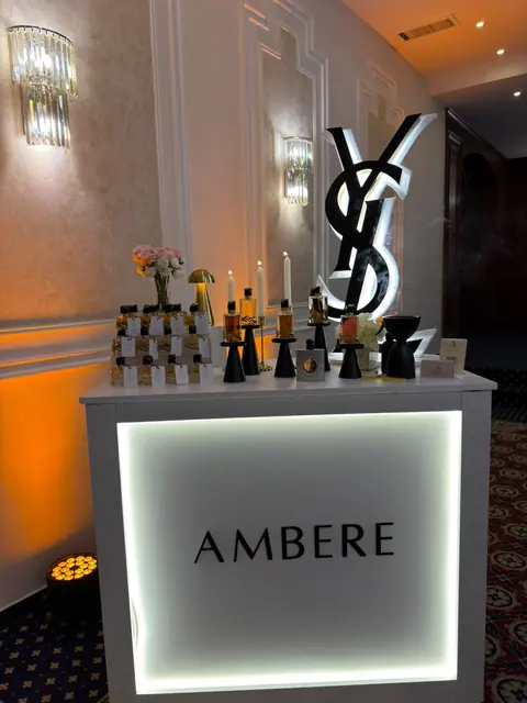 بوث Ambere المضاء جاهز لاستقبال المعازيم