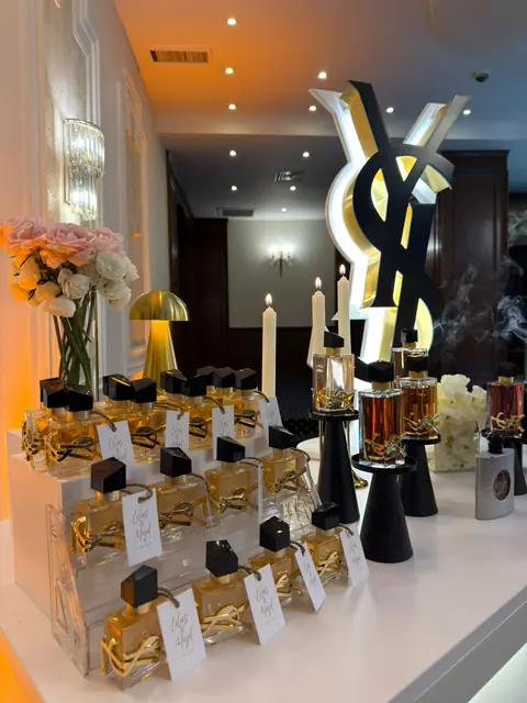 مدرّج توزيعات عطور بكروت أسماء العروسين جنب الشموع